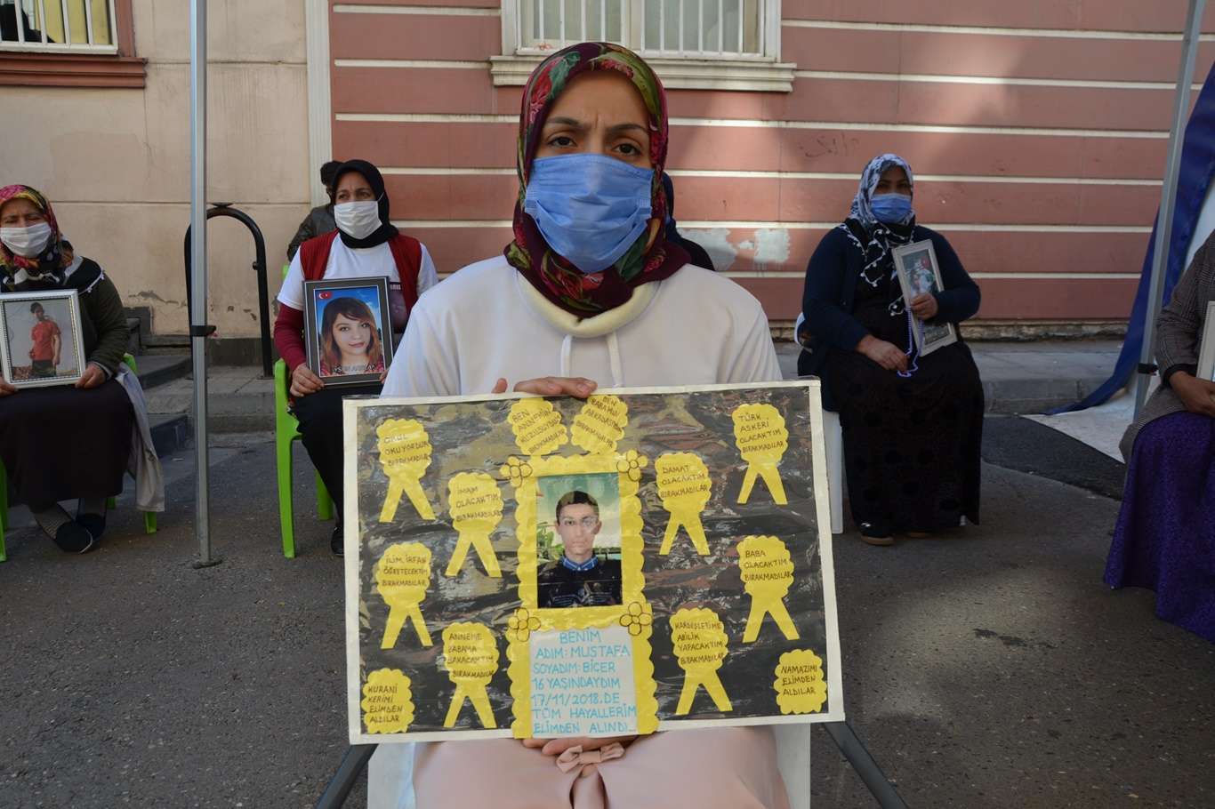 پەکەکە/هەدەپەییەکان هەڕەشە لەو خانەوادەیانە دەکەن کە بەژداری چالاکی دانیشتن بوونەتەوە