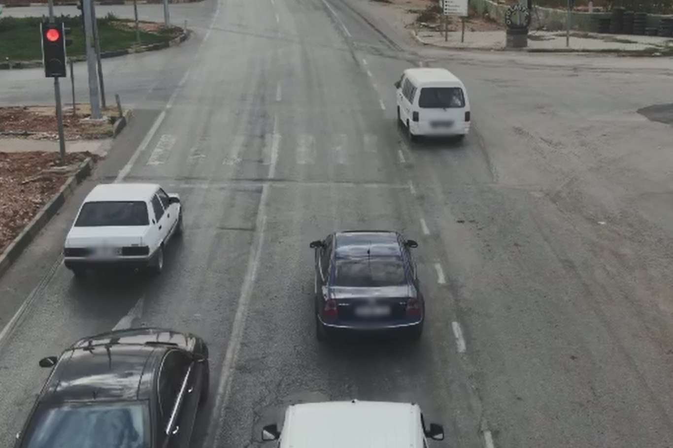 Kırmızı ışıkta geçen sürücülere para cezası verildi