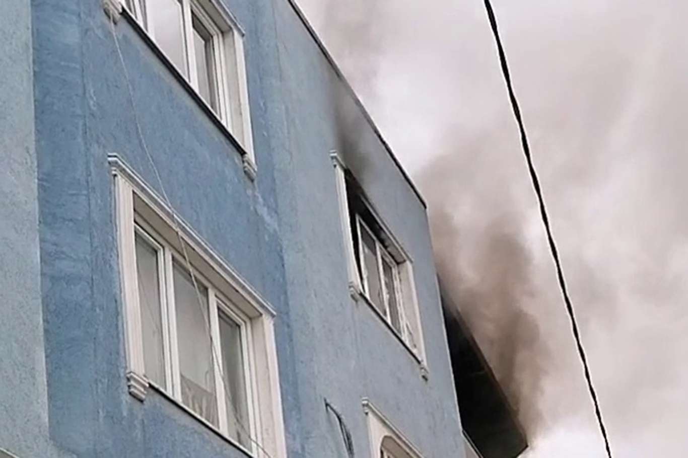 Yanan ev komşular tarafından fark edilince olası facia önlendi