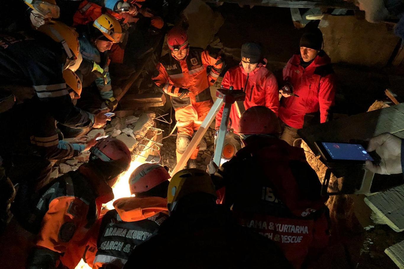 2,5 yaşındaki çocuğun annesi de enkaz altından sağ çıkarıldı
