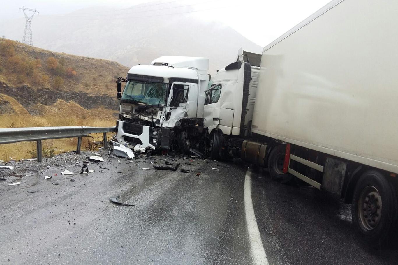 Bitlis’te iki TIR kafa kafaya çarpıştı