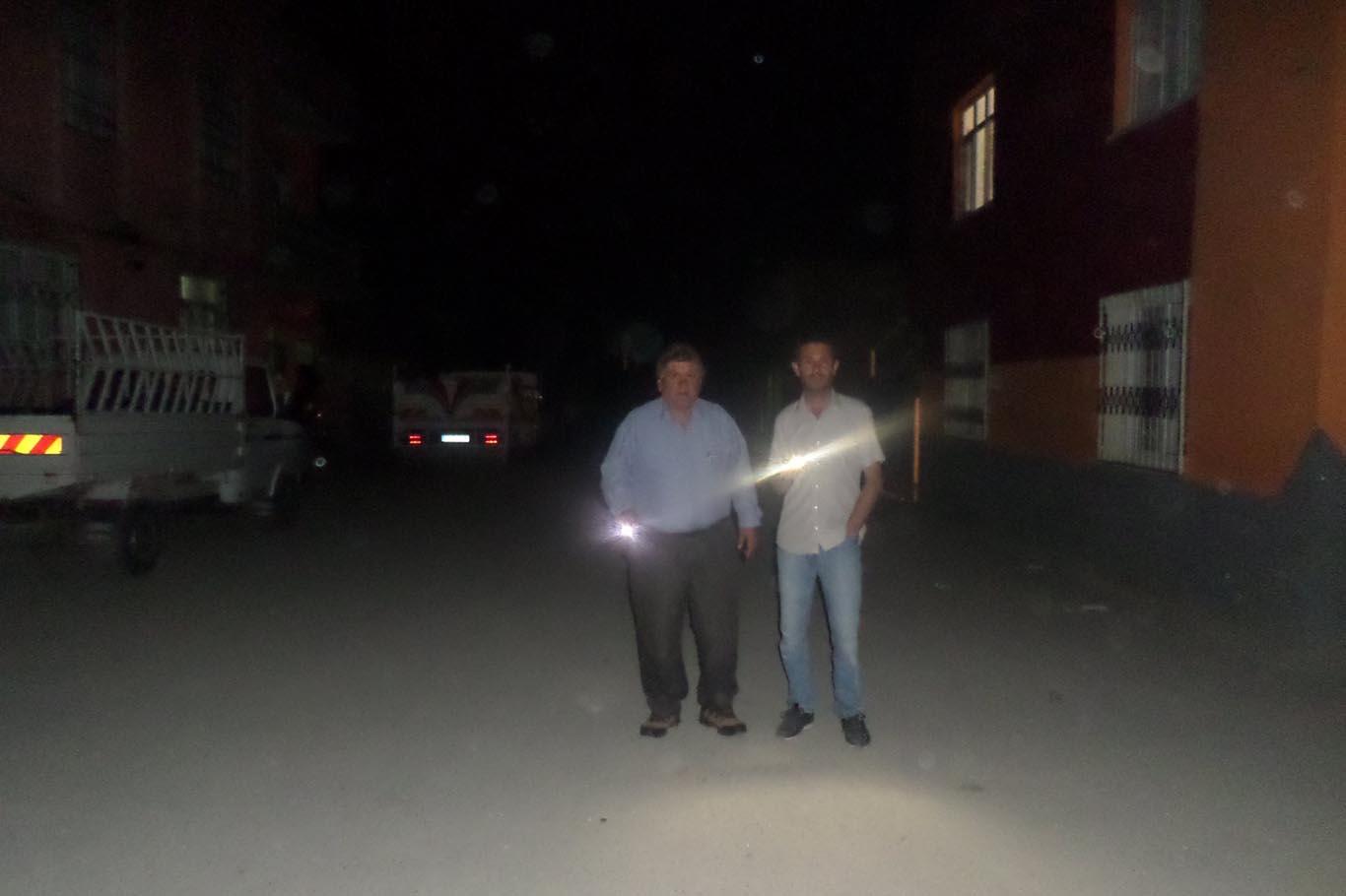 "21'nci yüzyılda gece sokağa çıkmak için el feneri kullanıyoruz"