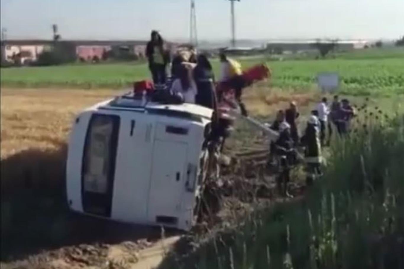 İşçi servisi devrildi: 18 yaralı