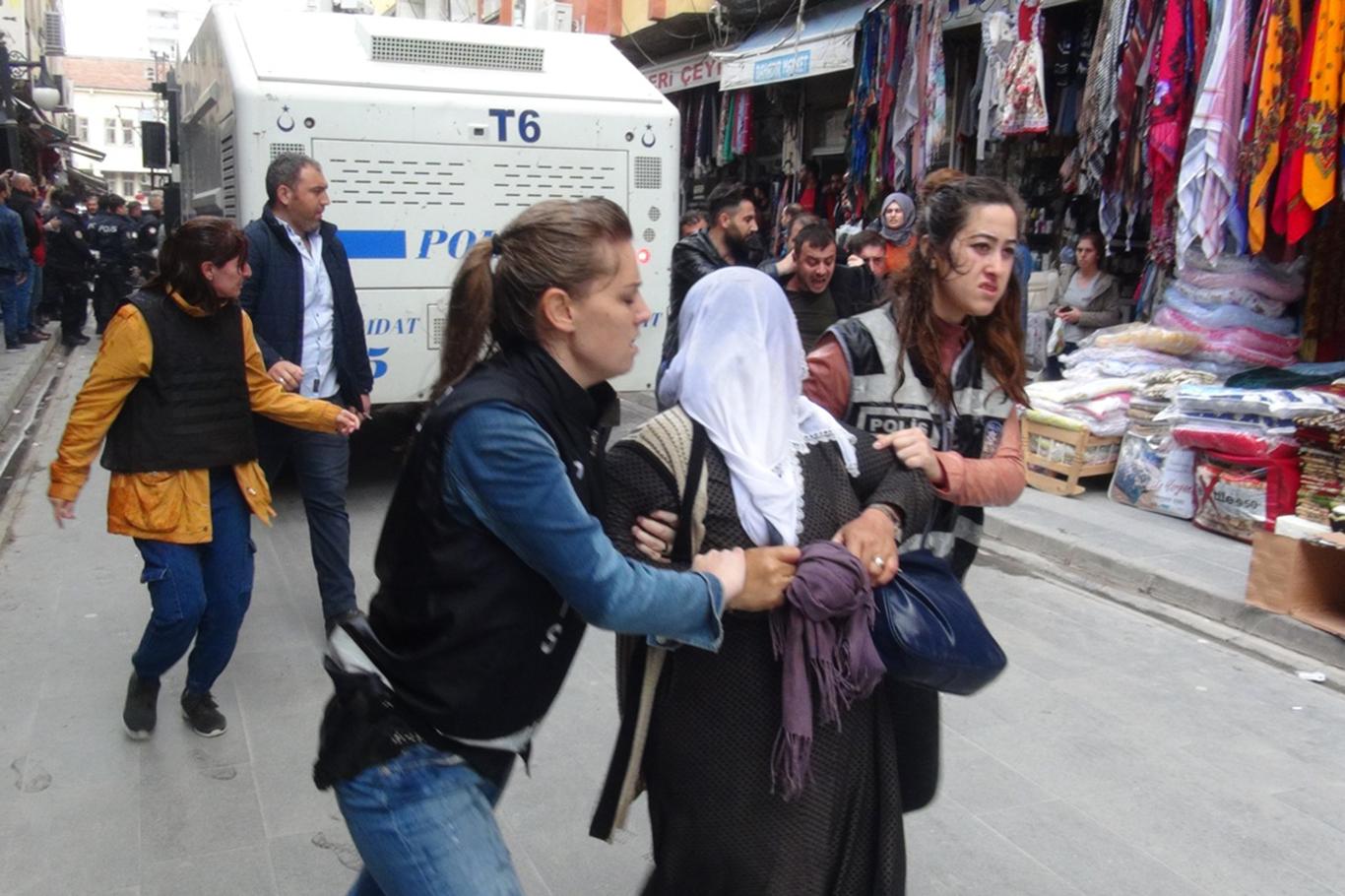 Basın açıklamasını okuyan kadın isim vermeyince gözaltına alındı