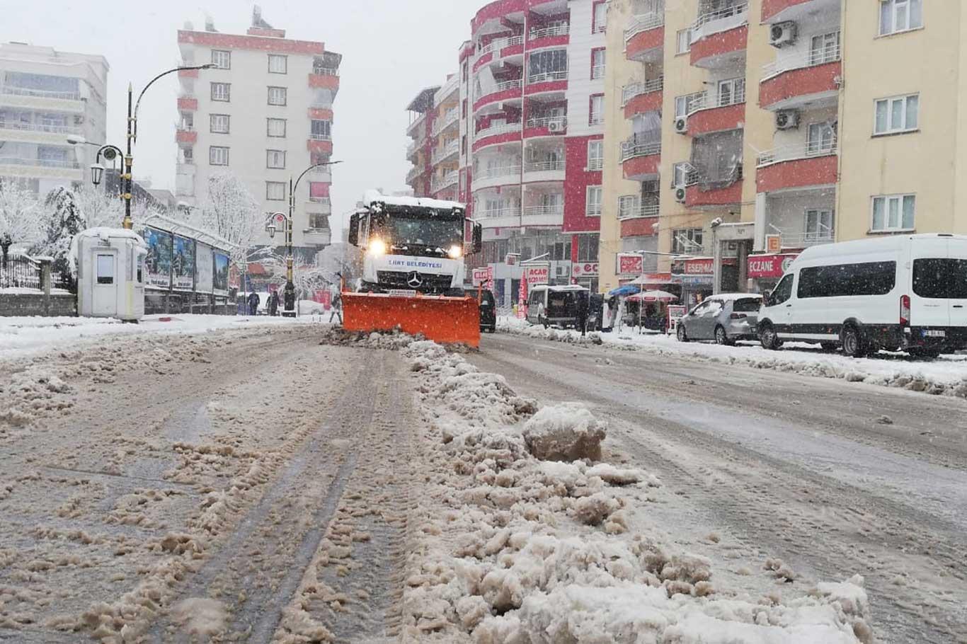 Siirt'te kara hazırlıksız yakalanan sürücüler yolda mahsur kaldı