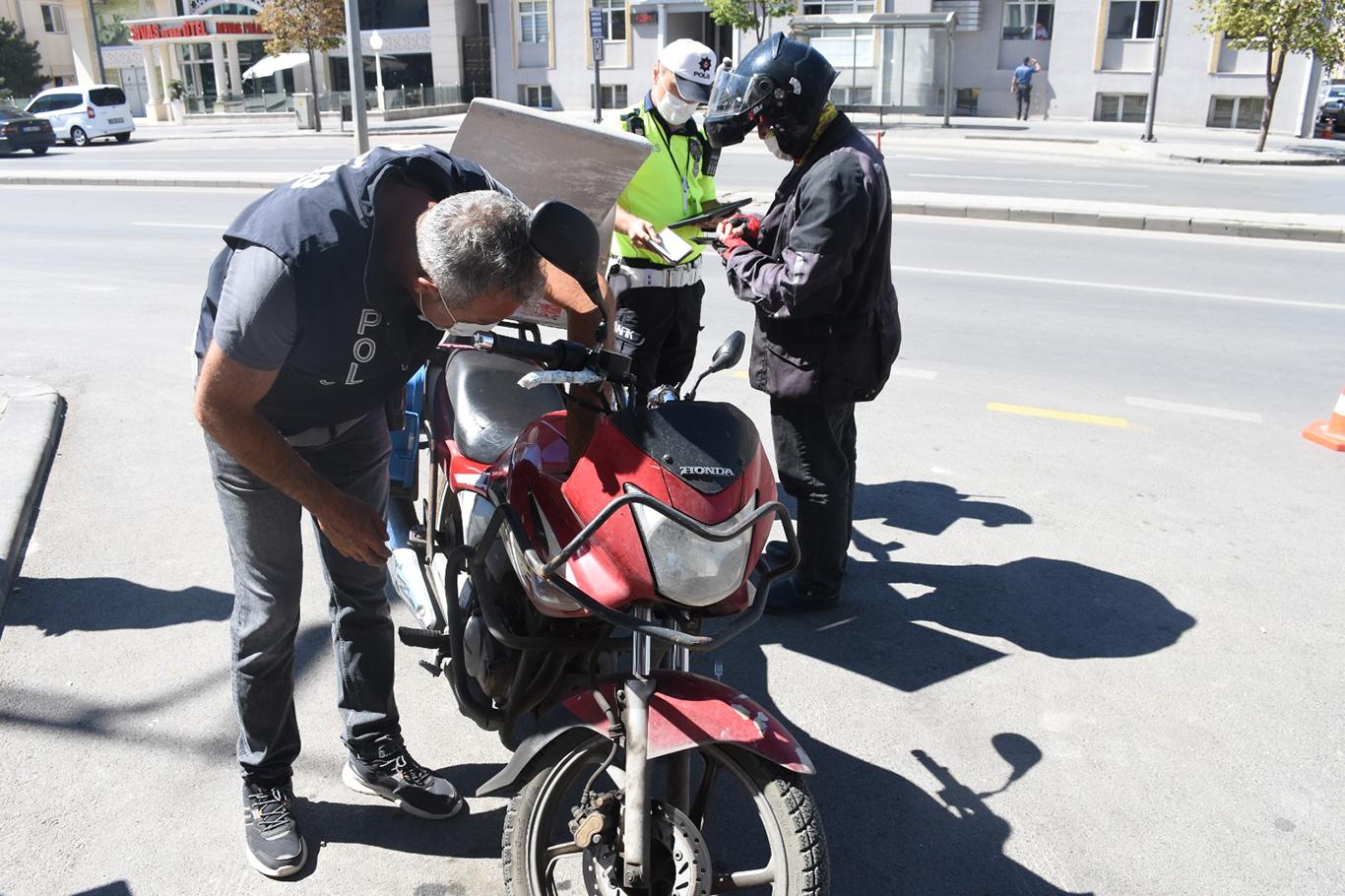  81 ildeki denetimlerde yaklaşık 2 bin motosiklet ve araç trafikten men edildi
