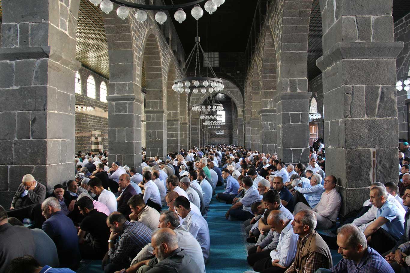 Cuma hutbesinde kul hakkına dikkat çekildi