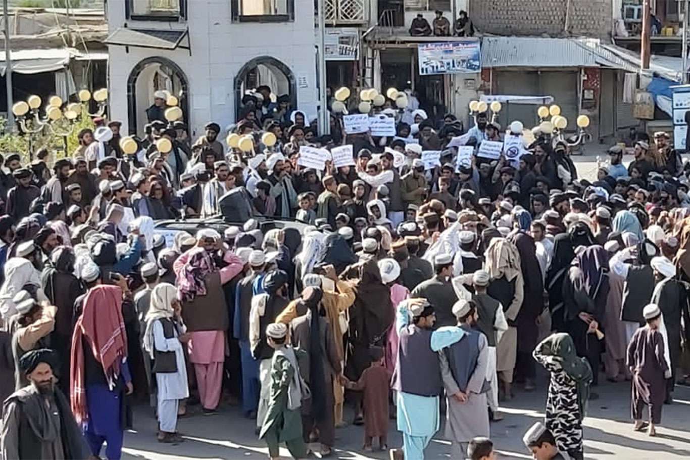 ABD'nin hava saldırısı Afganistan'da protesto edildi