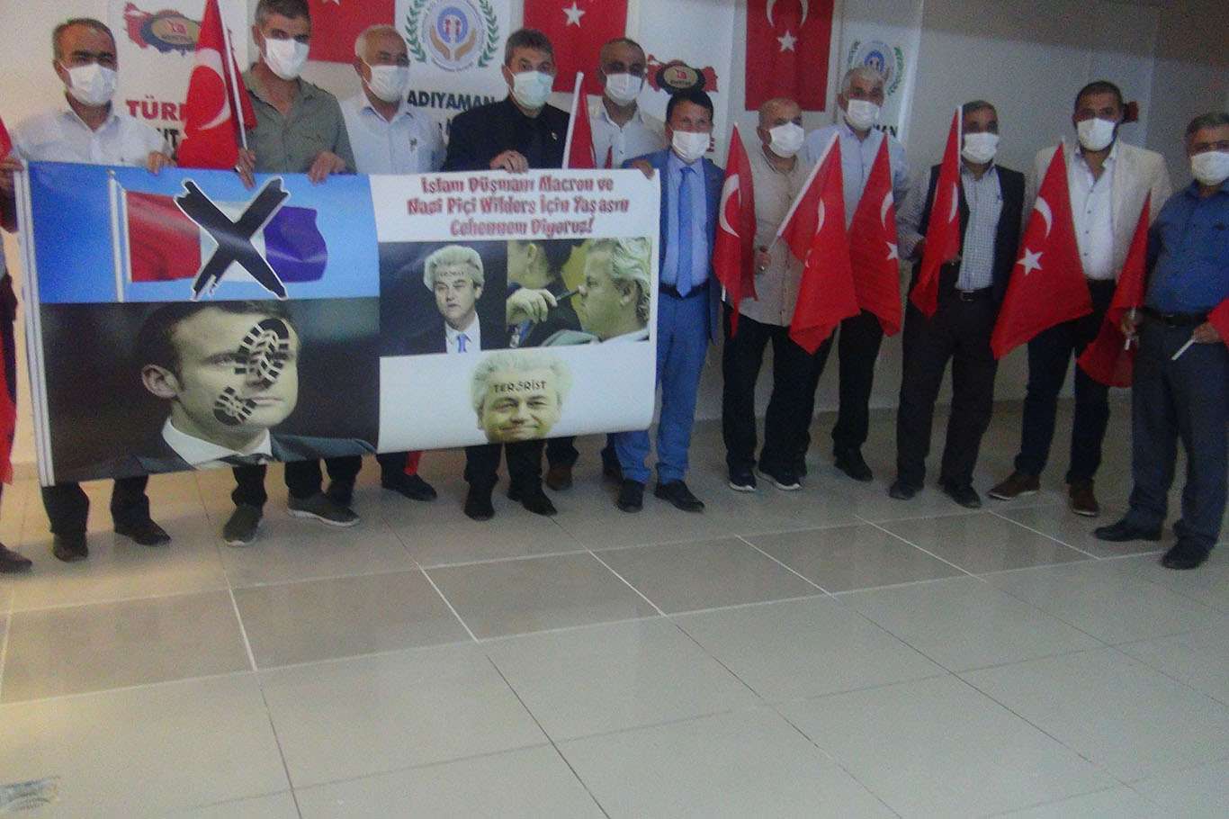 ​Adıyamanlı muhtarlardan İslam düşmanı Macrona tepki