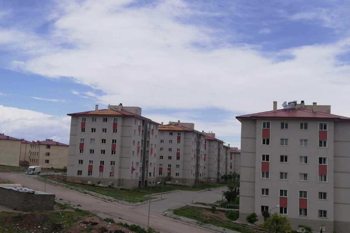 Ağrı Doğubayazıt'ta şiddetli rüzgâr çatıları uçurdu