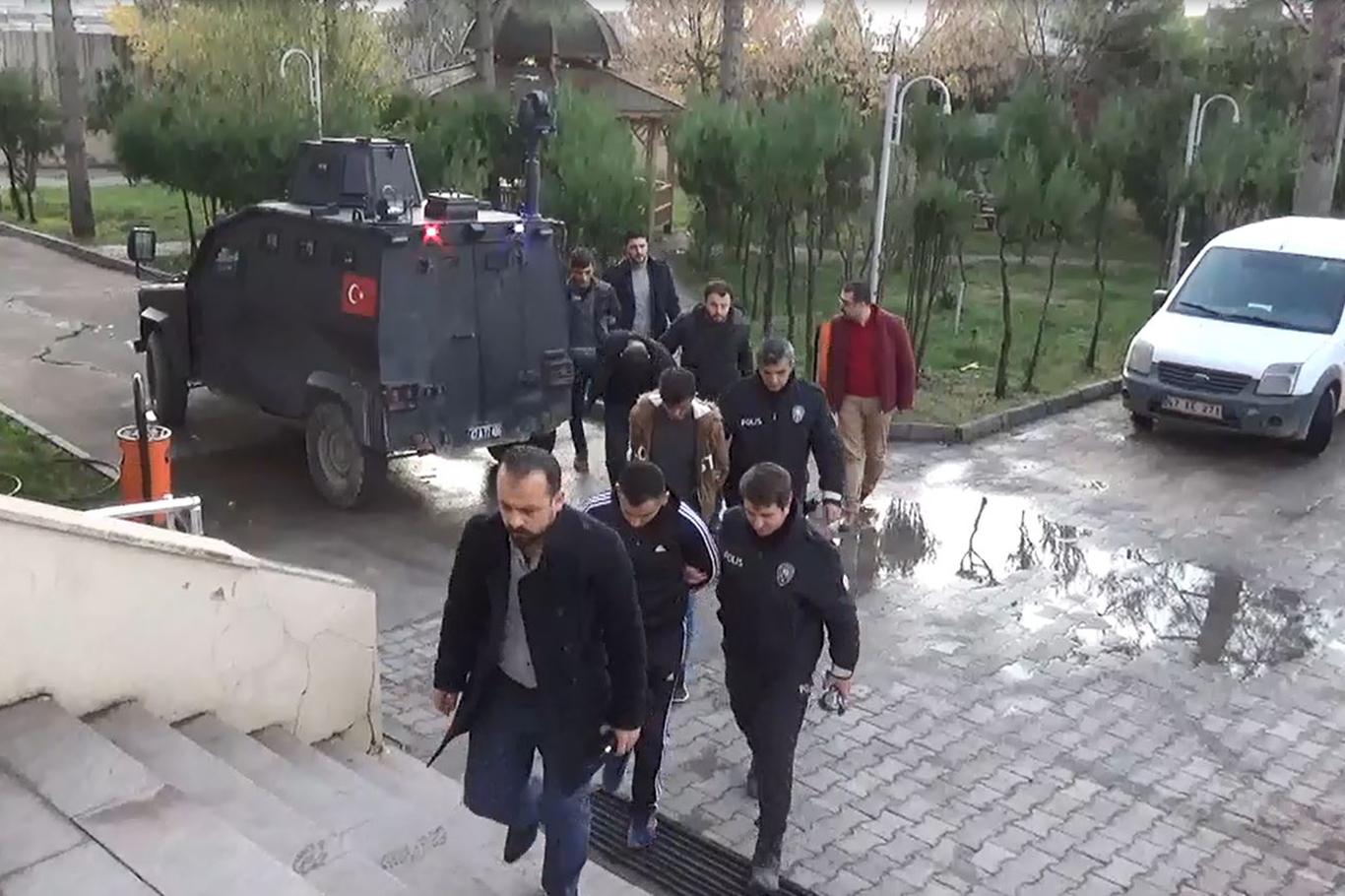 Akü hırsızları tutuklandı