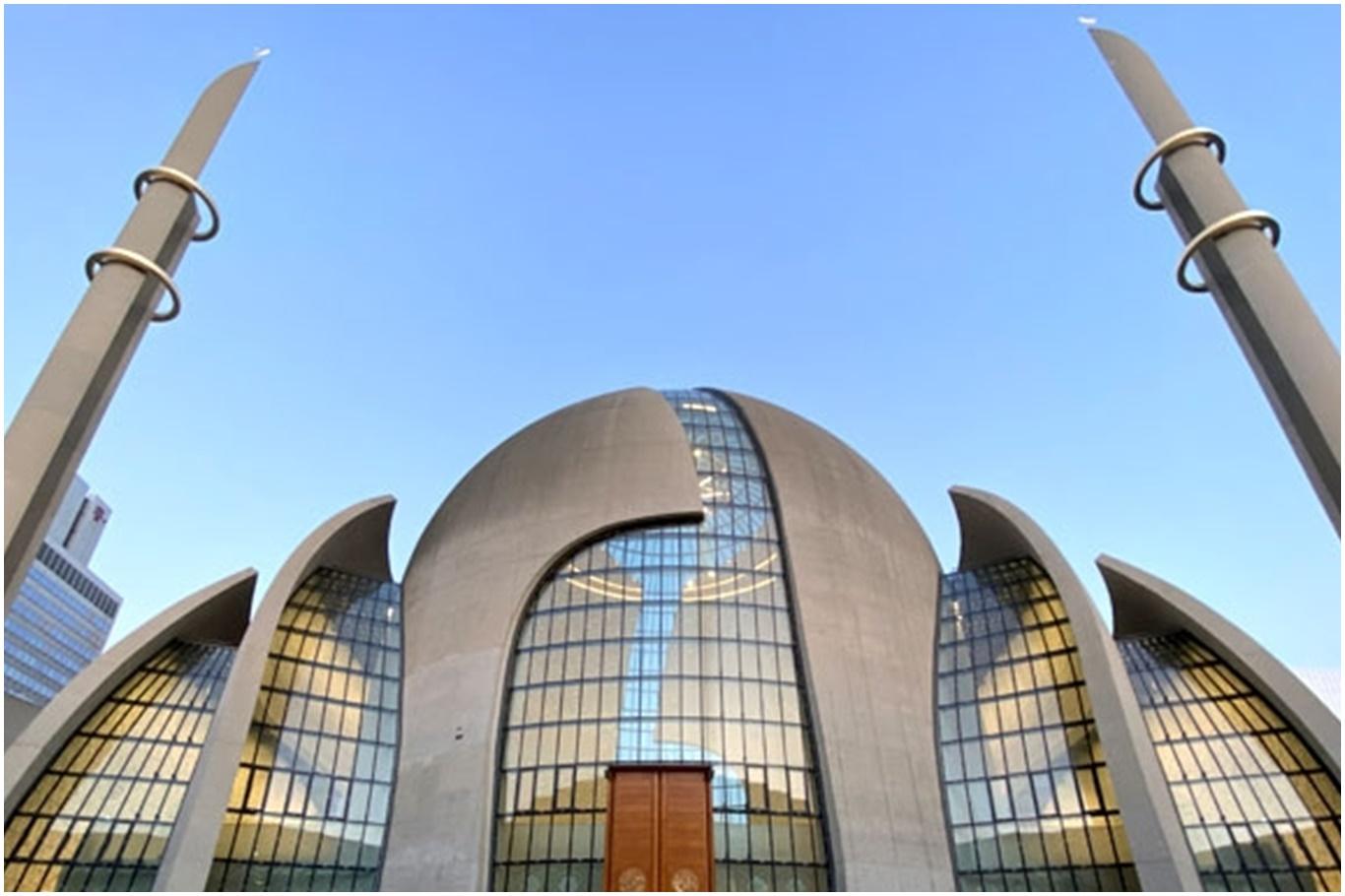 Almanya'nın Köln Merkez Camii’nde dışarıdan ilk ezan okundu