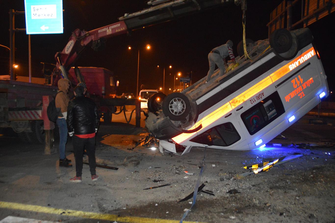 ​Ambulans ile otomobil çarpıştı: Bir ölü 9 yaralı 