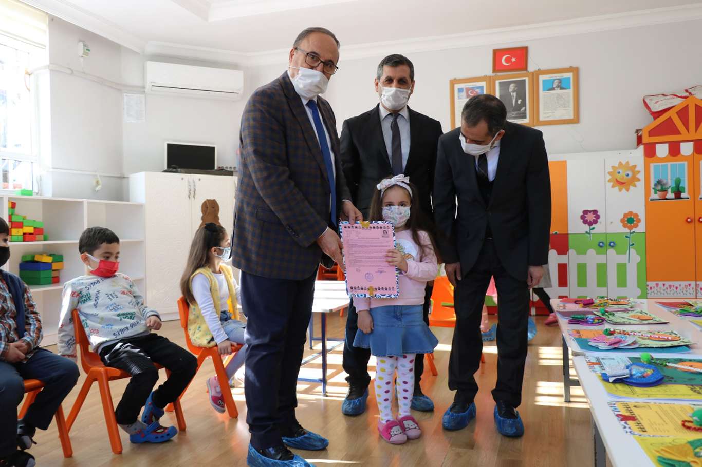 Anaokul öğrencileri ilk karnelerini aldı