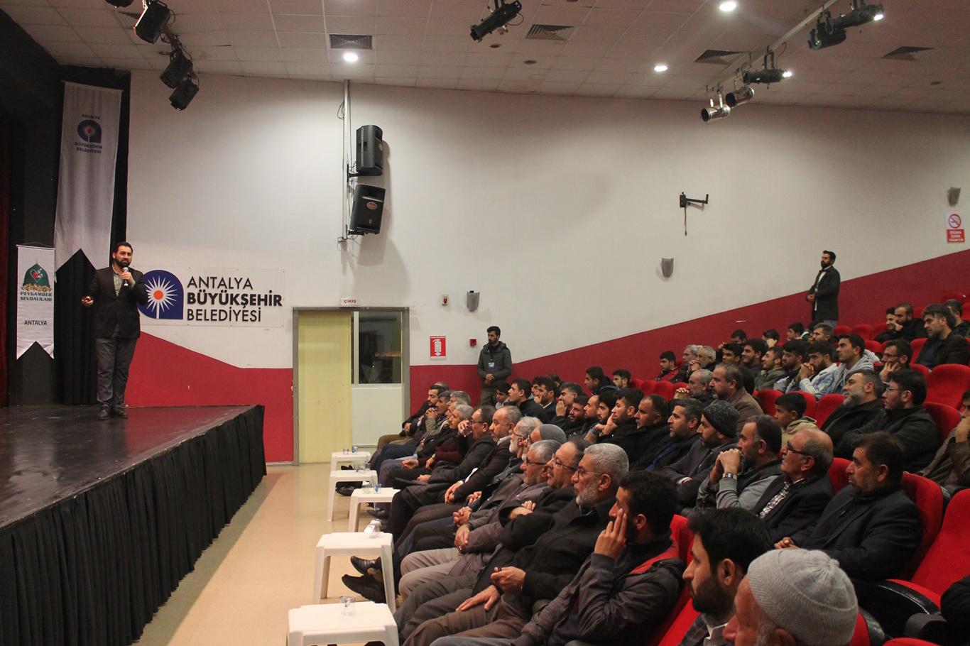 ​Antalya’da ‘Sosyal Medya’ konulu seminer düzenledi