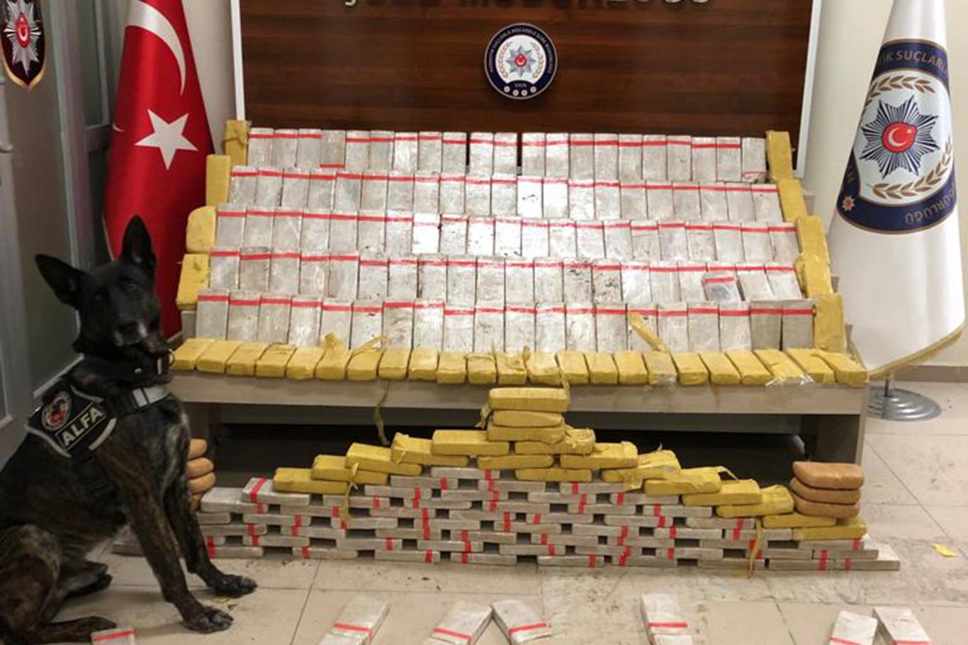 Araç tabanında 133 kilo eroin maddesi ele geçirildi