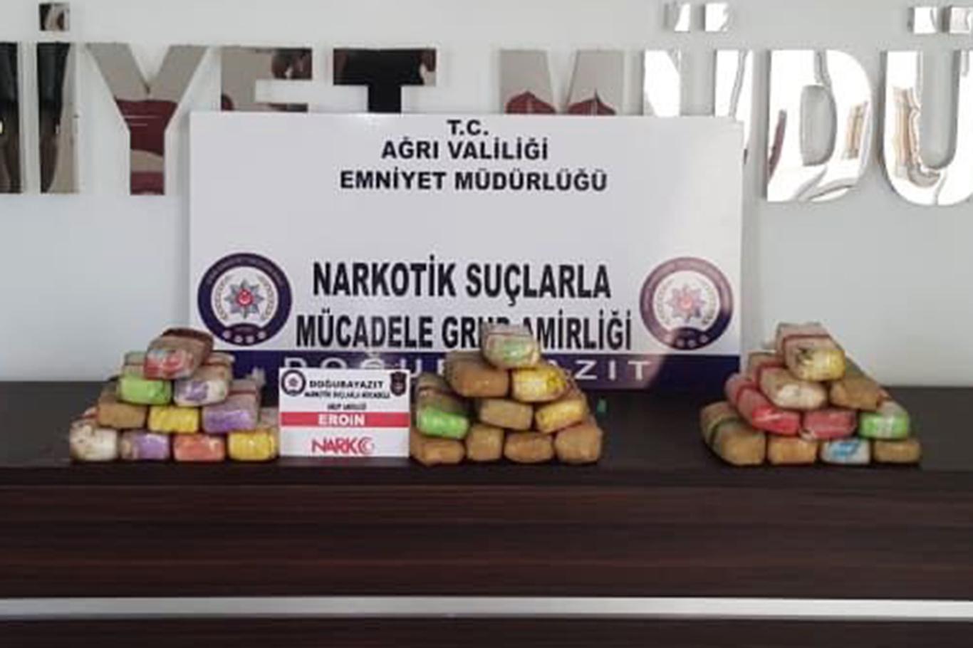Aracın bagajından 15 kilo eroin çıktı