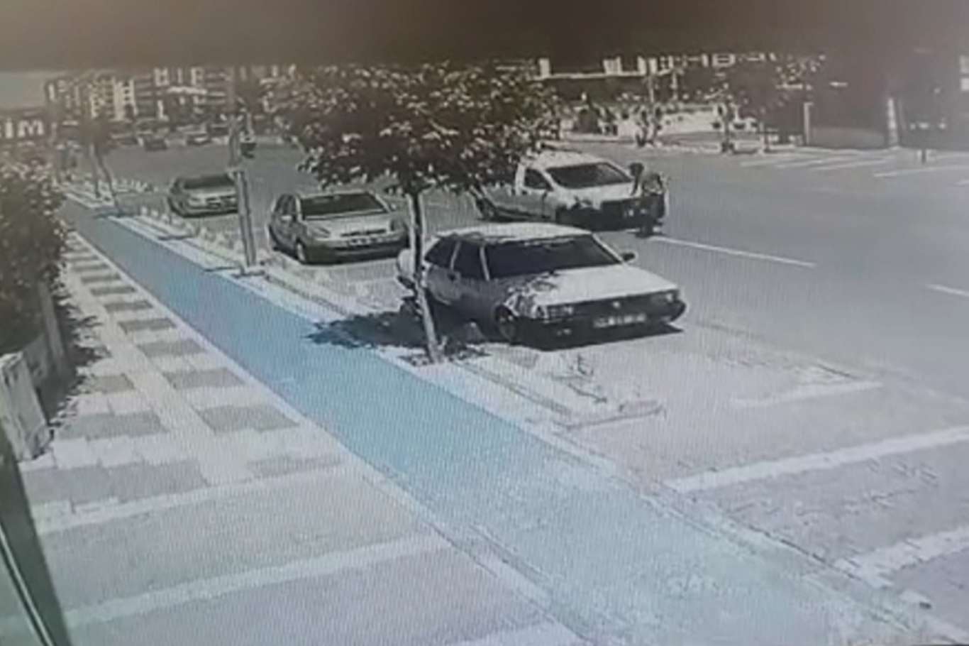 Aracın çarparak yola savurduğu yaya hafif yaralandı