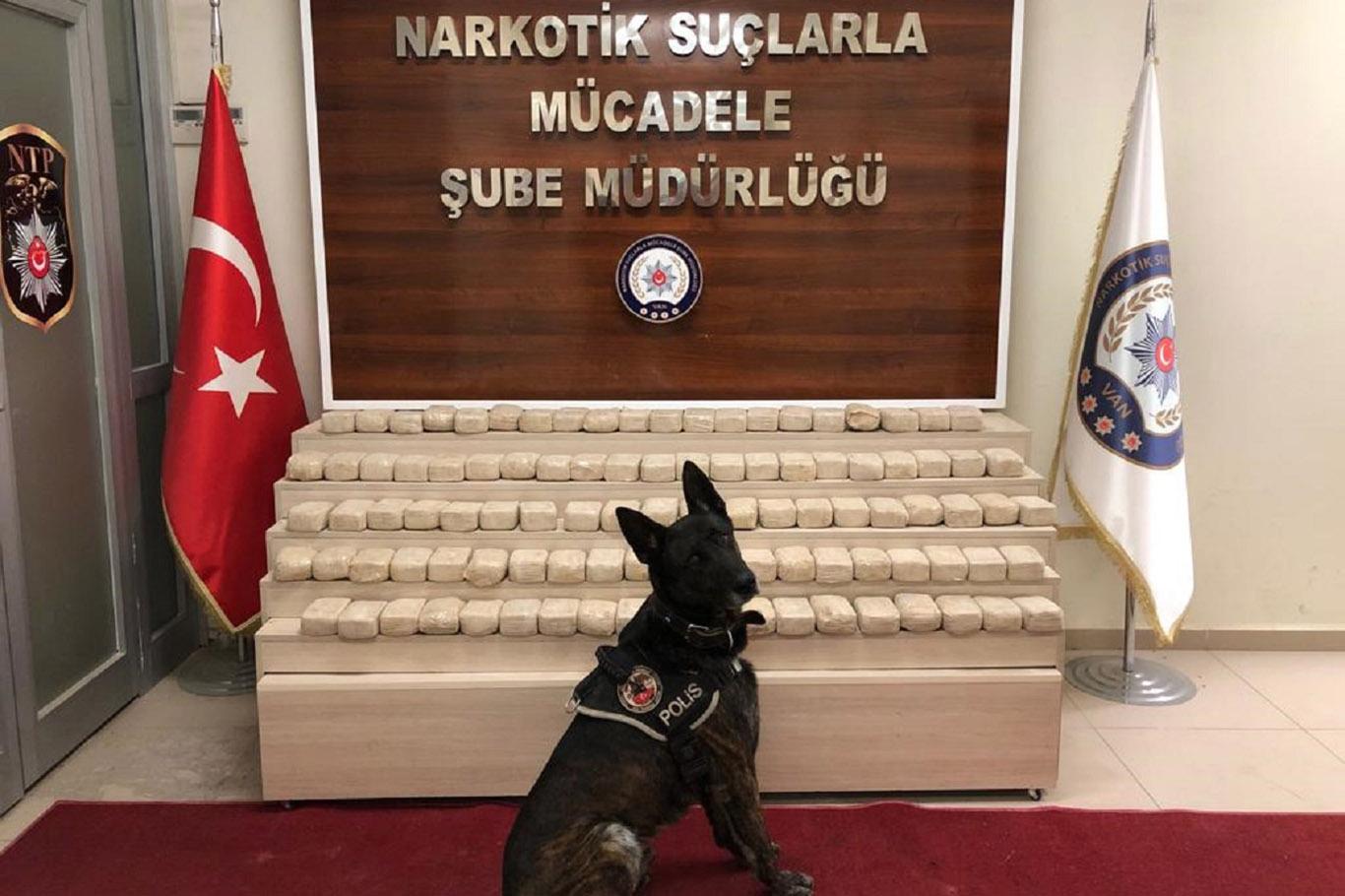 Aracın kapısına zulalanmış uyuşturucu ele geçirildi