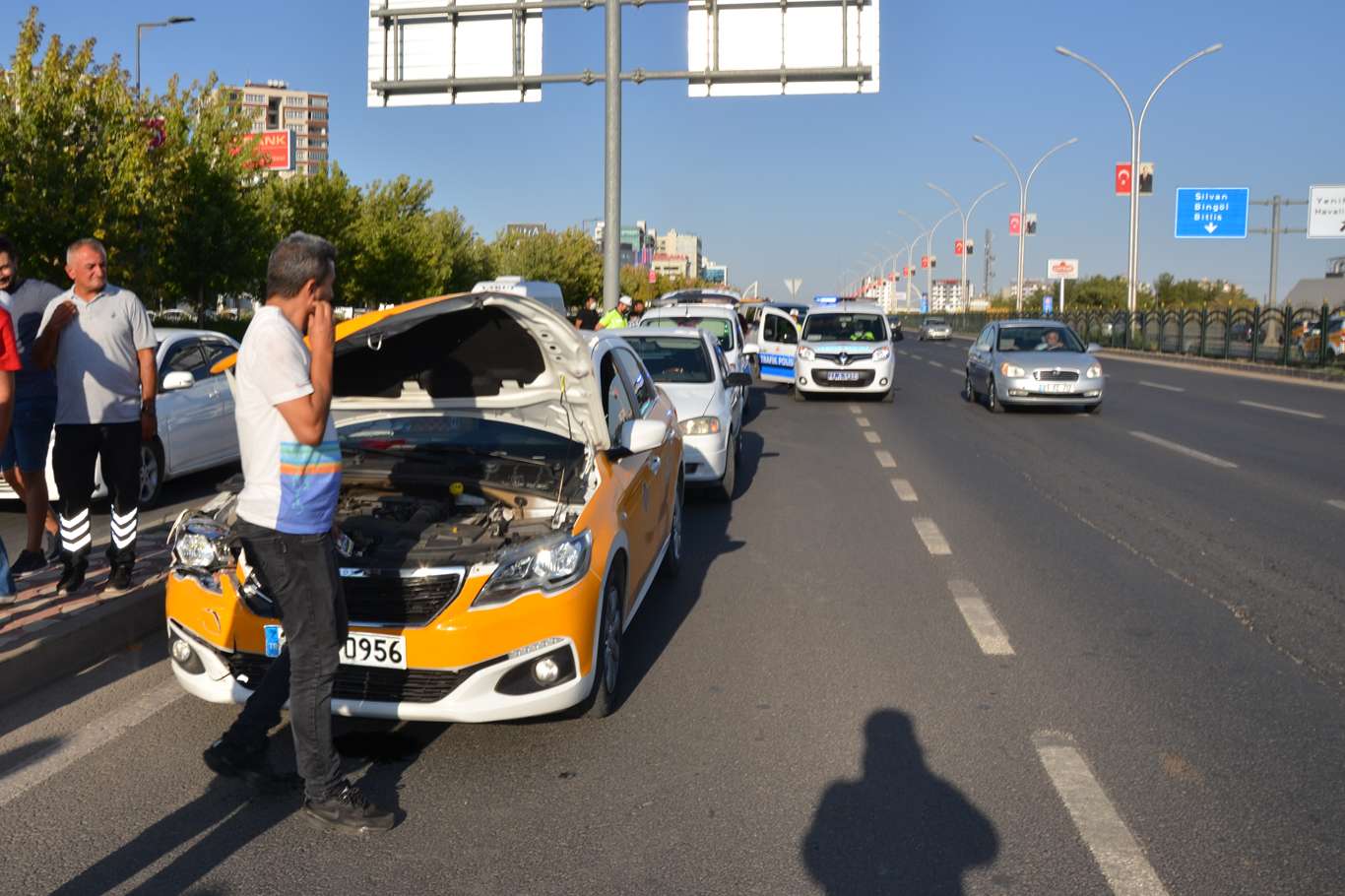Arızalanan araç zincirleme kazaya neden oldu