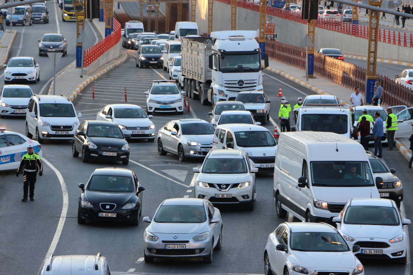 Aşırı hız zincirleme kazaya neden oldu: Bir yaralı