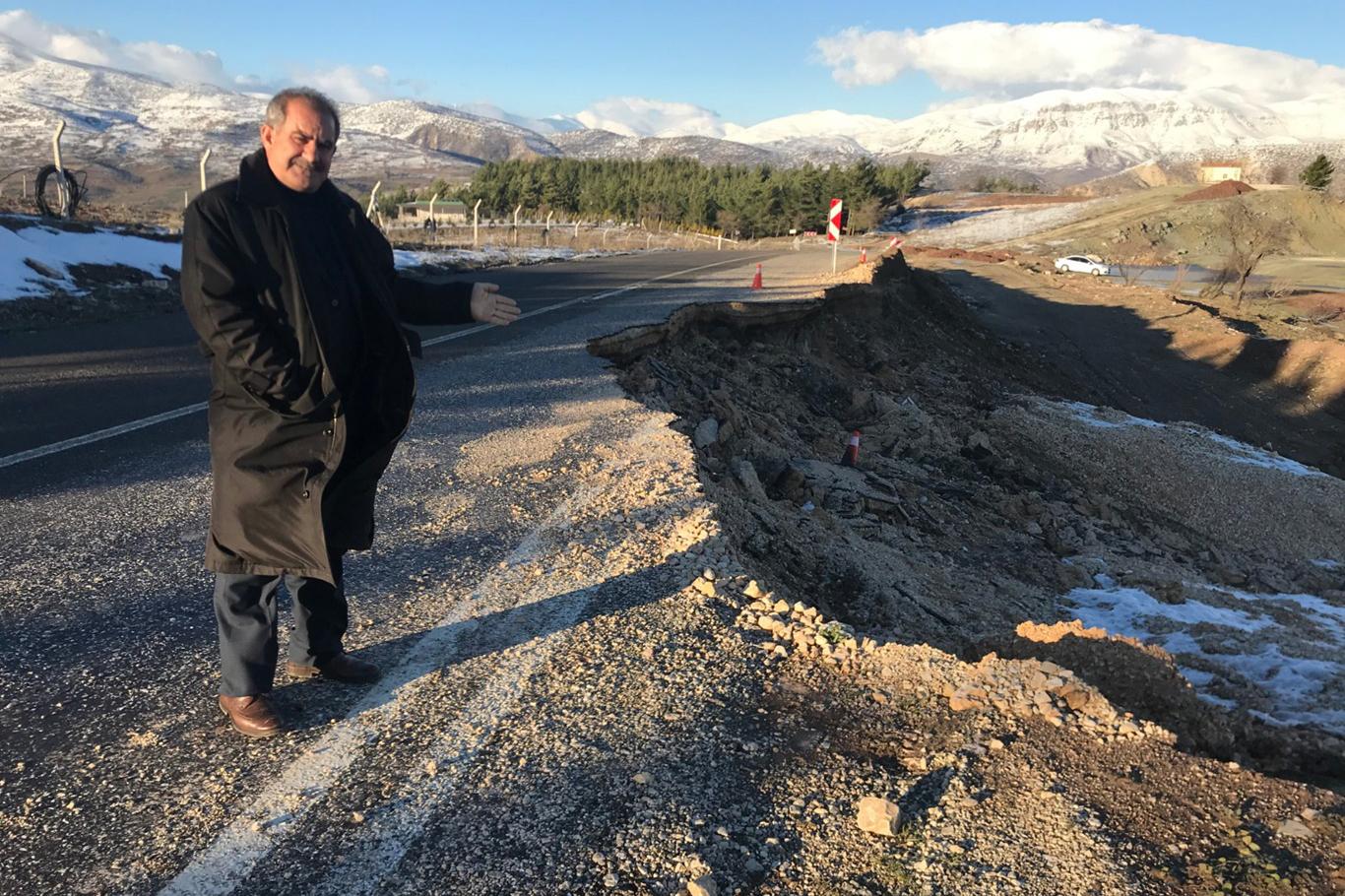 Aşırı yağış nedeniyle yol çöktü