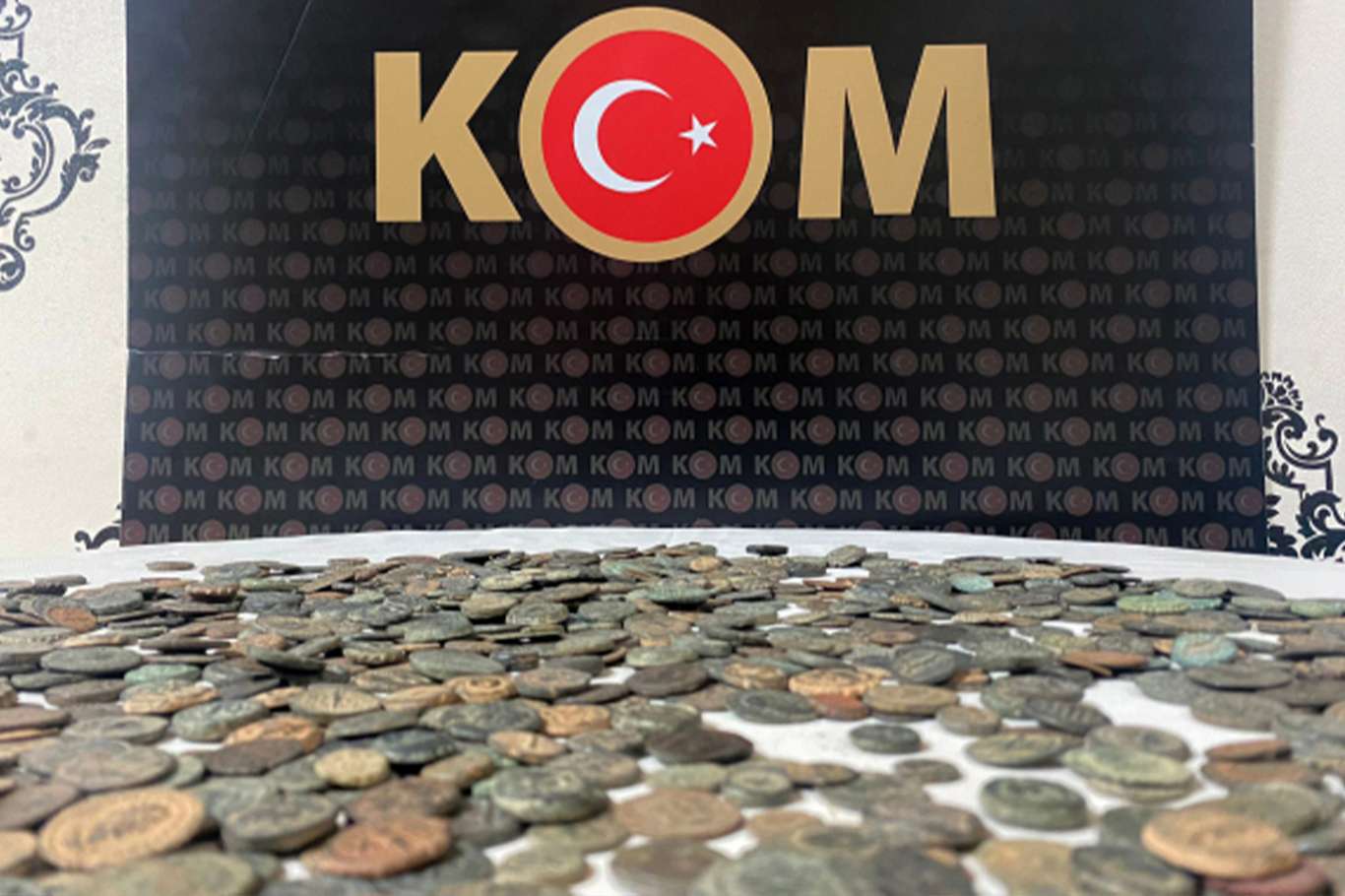 Avrupa'ya gönderilecek kargodan bin 73 adet sikke çıktı