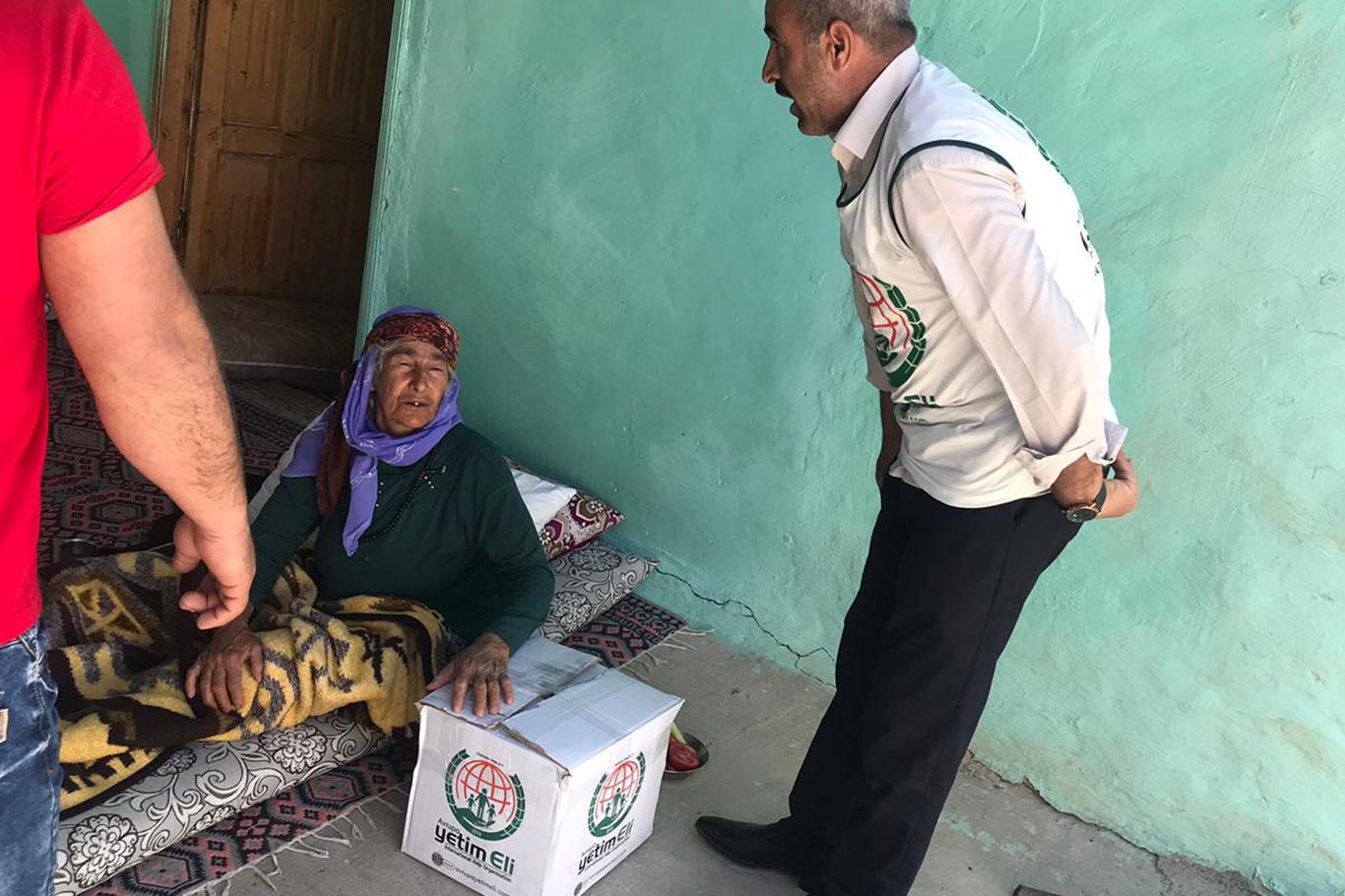 Avrupa Yetim Eli'nden gıda yardımı