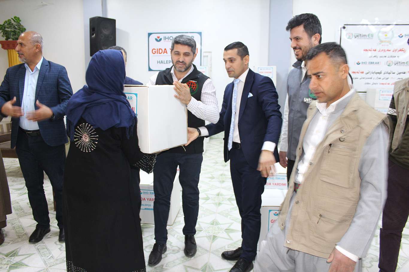 Avrupa Yetimeli ve İHO EBRAR Halepçe'de yüzlerce aileye gıda yardımında bulundu