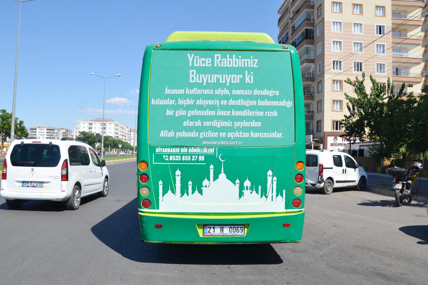 Ayet ve hadislerle giydirilmiş halk otobüsü takdir topladı