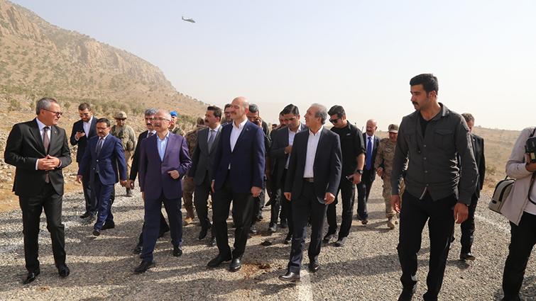 Bakan Soylu Dargeçit’teki patlama bölgesinde incelemelerde bulundu  