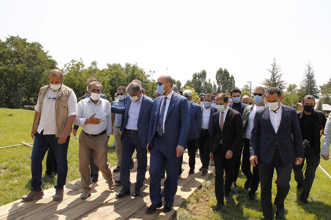Bakan yardımcıları ve Bilal Erdoğan Ahlat’ta incelemelerde bulundu