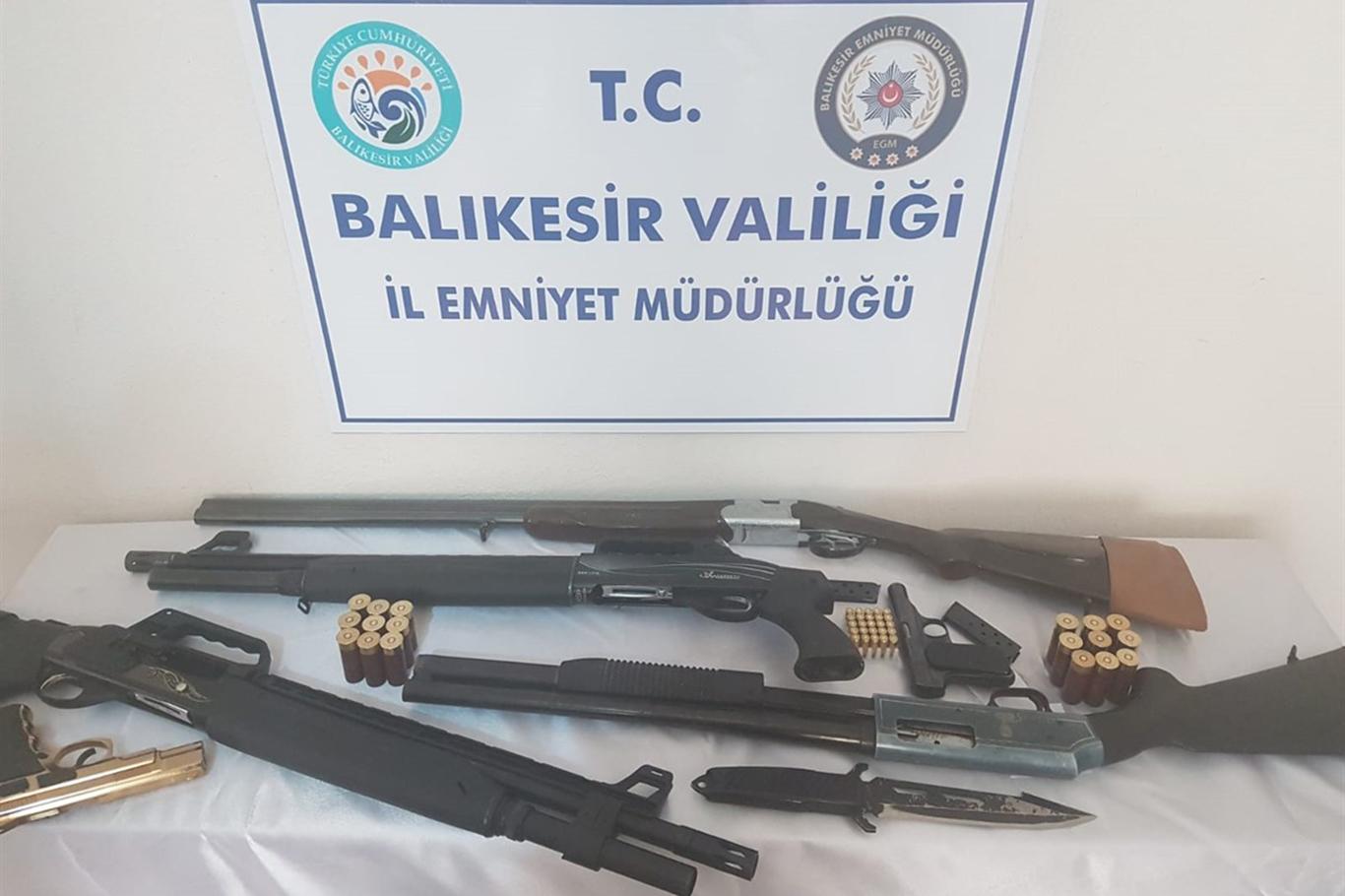 Balıkesir'de çok sayıda silah ve mühimmat ele geçirildi