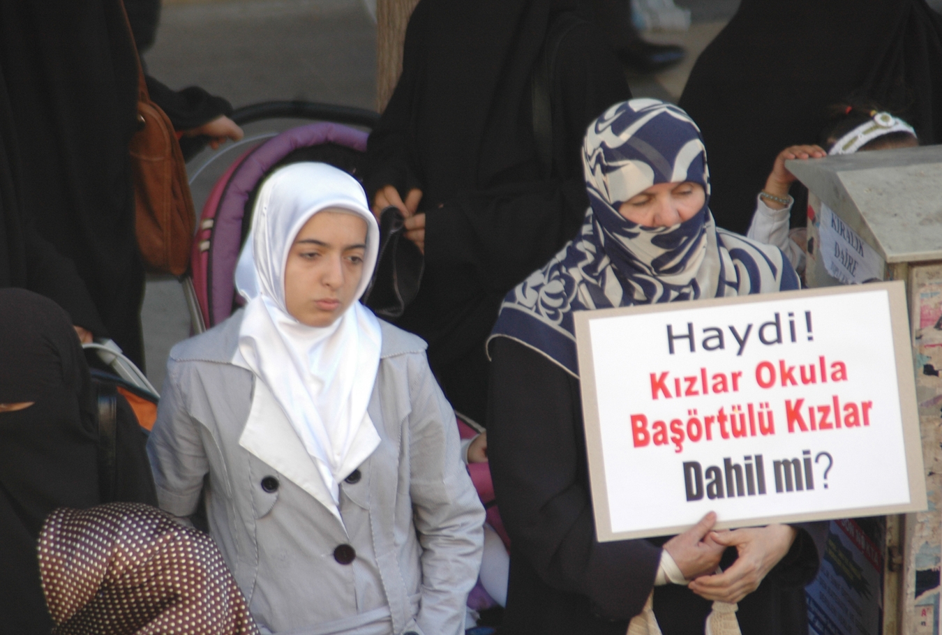Başörtü yasağında devlet eliyle kadına şiddet uygulandı