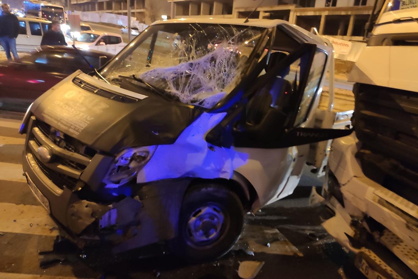 Batman'da TIR ile kamyonet çarpıştı: 2 yaralı