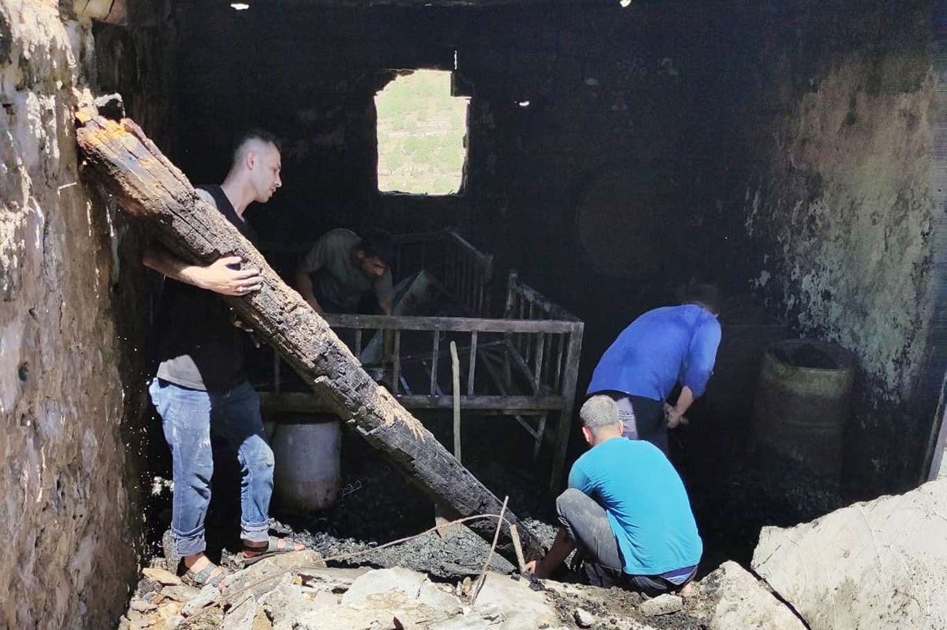 Batman’da yaşlı çiftin evleri yangında kullanılmaz hale geldi