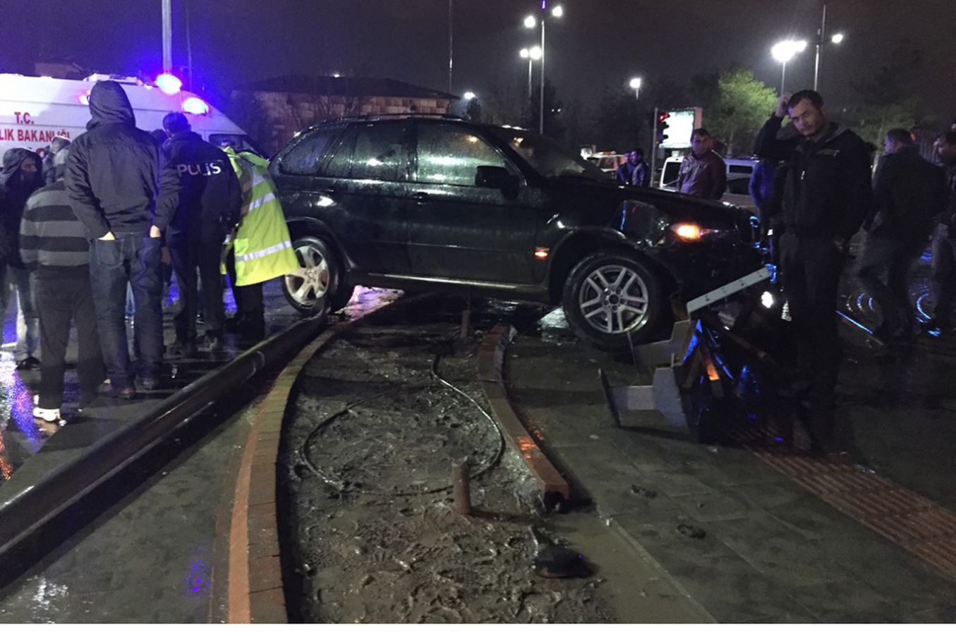Batman’da Jeep aydınlatma direğine çarptı: bir yaralı