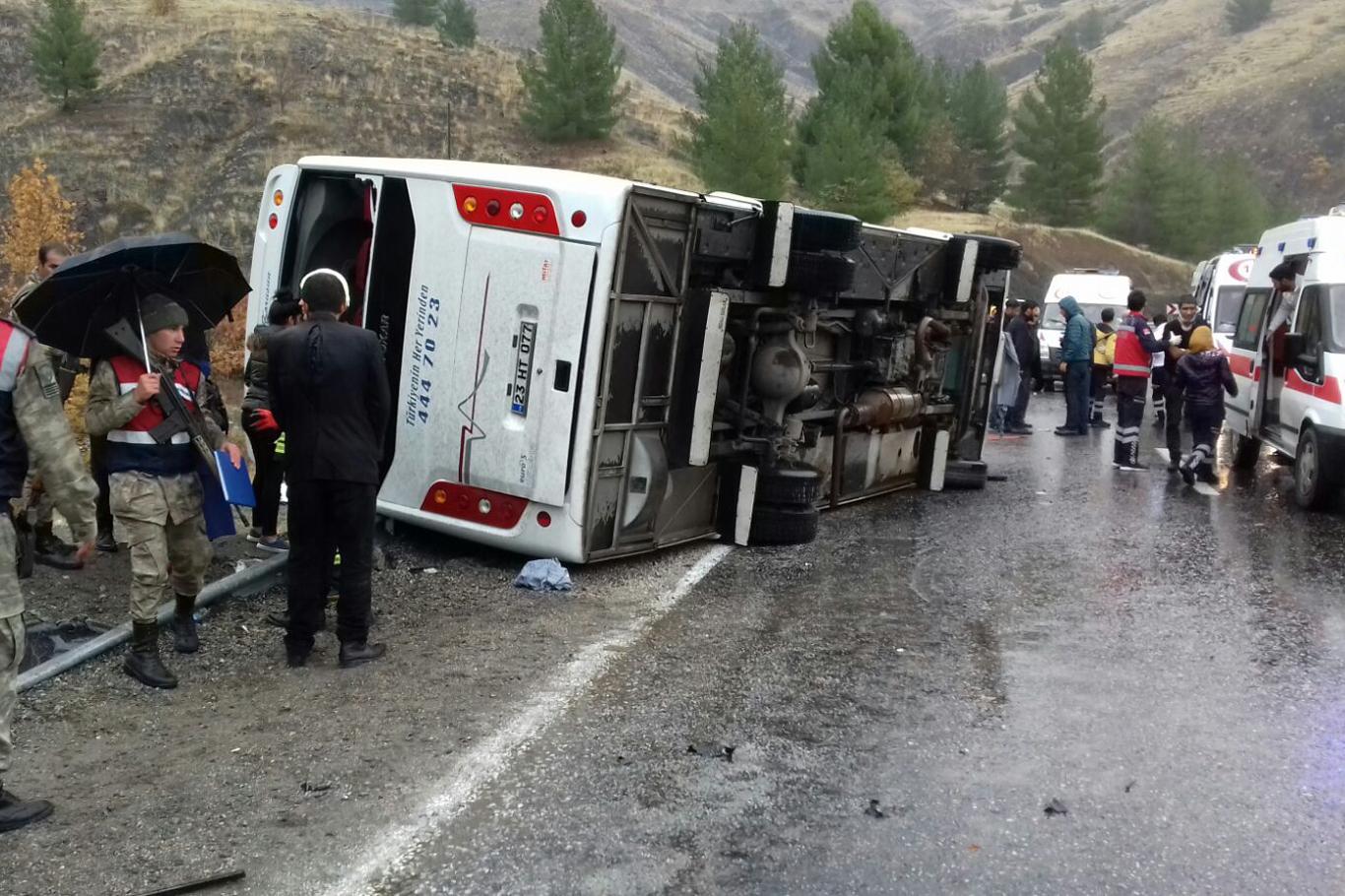 Yolcu midibüsü devrildi: 2 ölü 18 yaralı