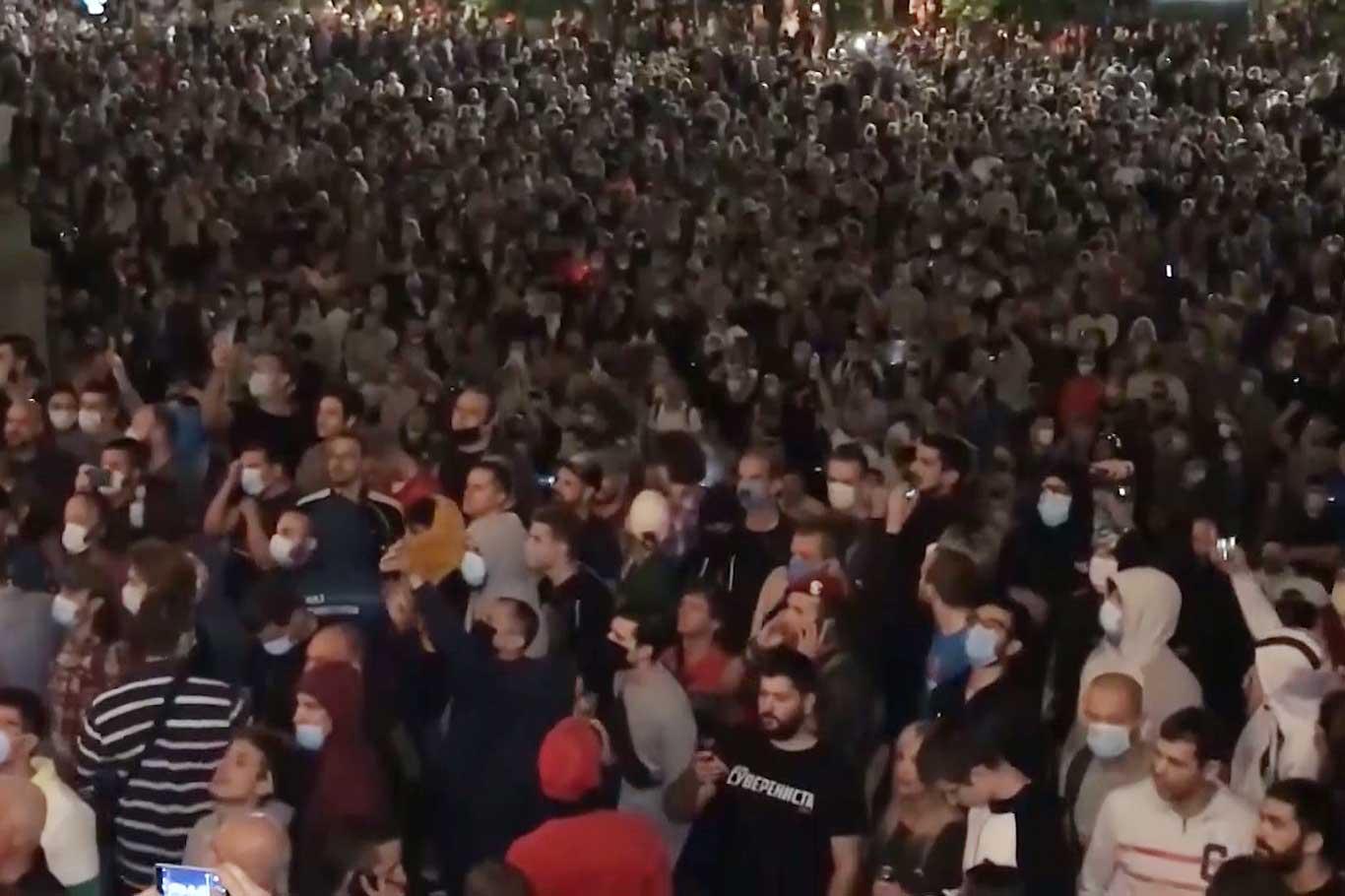 Belgrad'ın karantinaya alınmasına tepki gösteren protestocular parlamentoya yürüdü