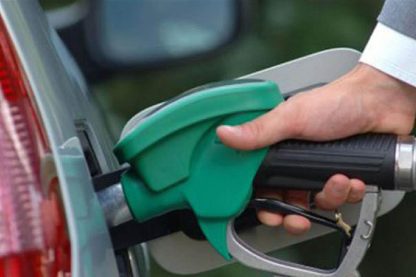 Benzine yarından itibaren zam geliyor