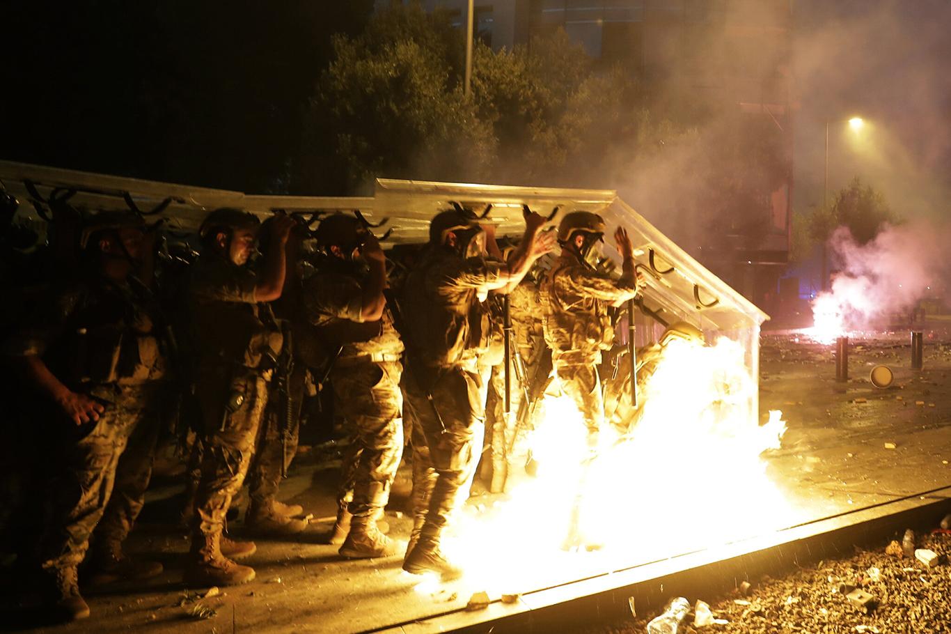 Beyrut'taki protestolar sırasında bir polis öldü, 251 kişi yaralandı