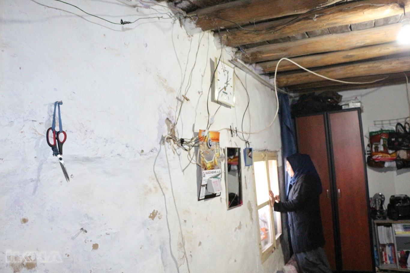 Evleri yıkılmak üzere olan aile yardım bekliyor