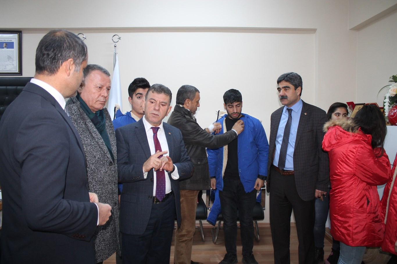 Bin öğrenciye mont yardımı yapıldı