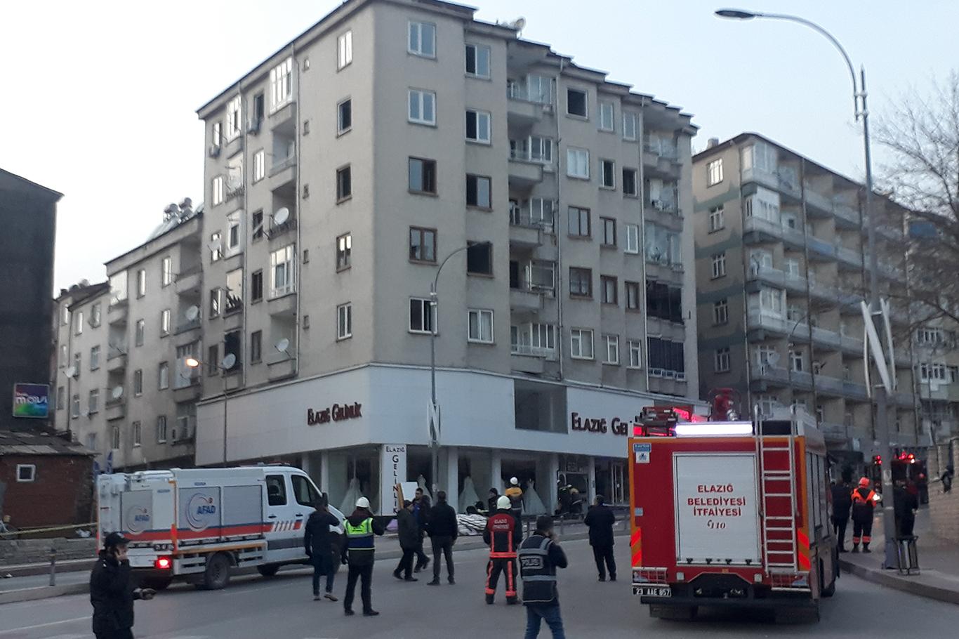 Binadan çatırtı sesleri gelmesi üzerine binanın yıkım kararı alındı