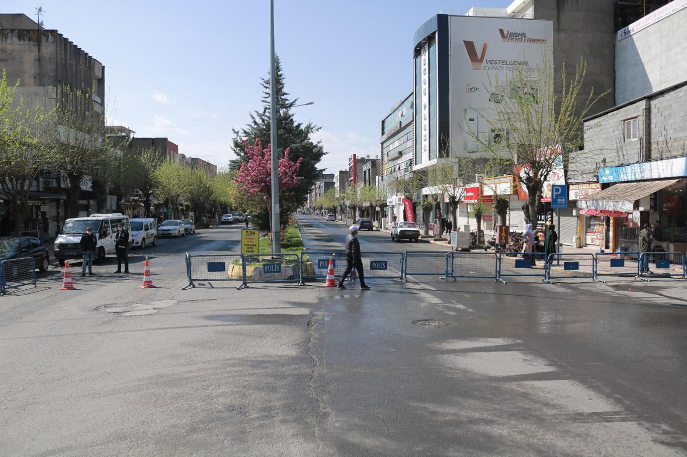 Bismil’de Covid-19 kapsamında araç ve yaya geçişleri kontrollü sağlanmaya başlandı
