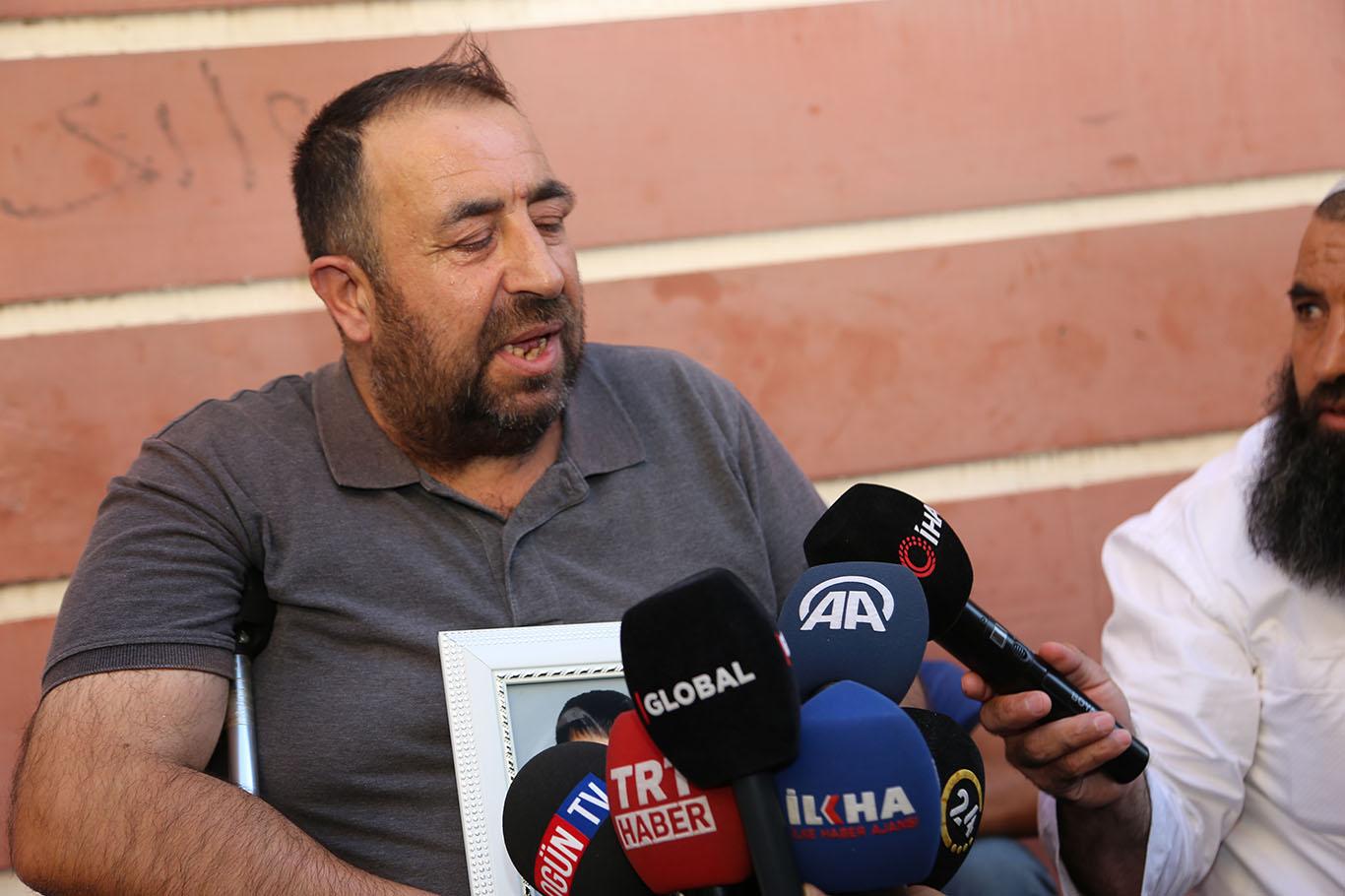 Bitlisli aile de evlat nöbetinde