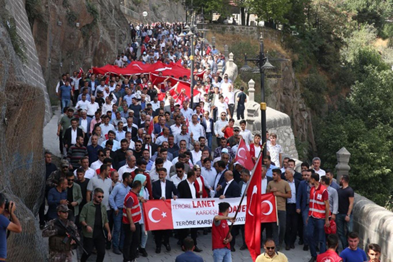  Bitlislilerden oturma eylemi yapan annelere destek mitingi