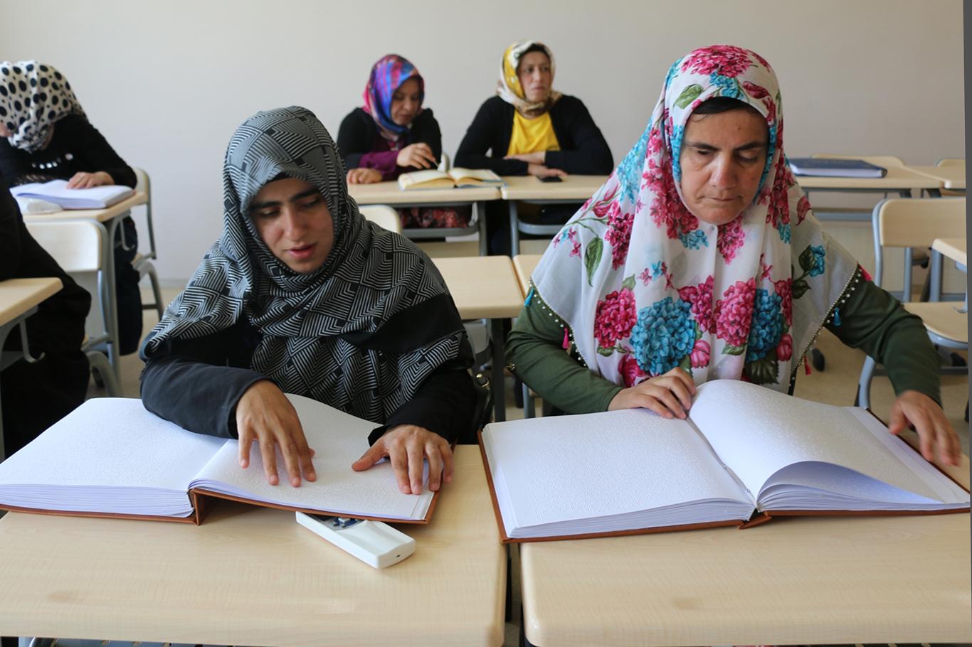 “Bizler gözlerimizle onlar parmakları ve hisleri ile okuyorlar”