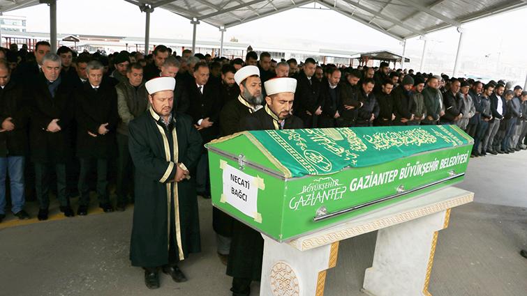 Boğazından bıçaklanarak öldürülen genç toprağa verildi
