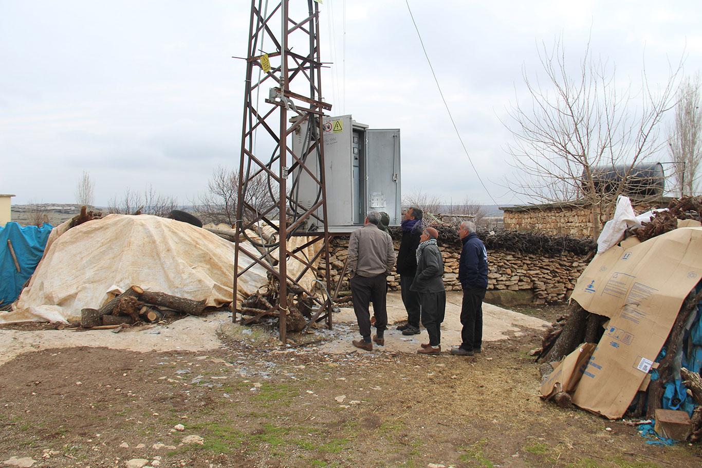 Borçlarını ibraz eden mahalleye elektrik verilmeye başlandı